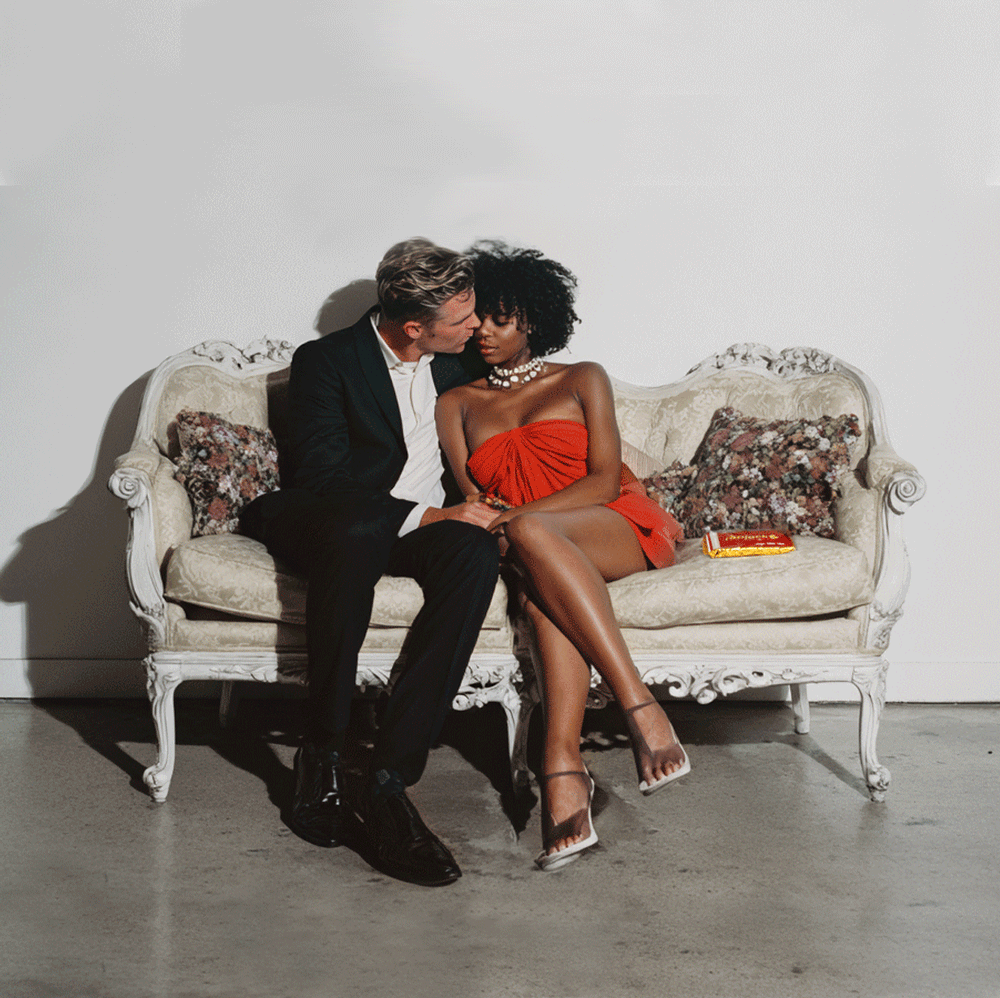 couple on sofa f•jacks Boosting Bar